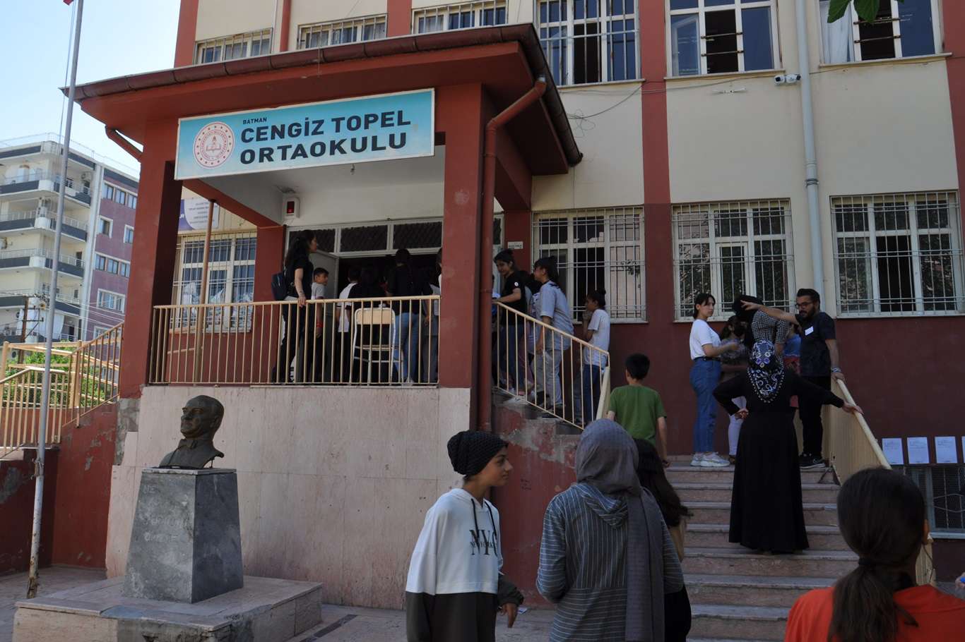 Batman'da LGS sınavına giren öğrenci ve velileri duygularını paylaştı Batman'da LGS sınavına giren öğrenci ve velileri duygularını paylaştı
